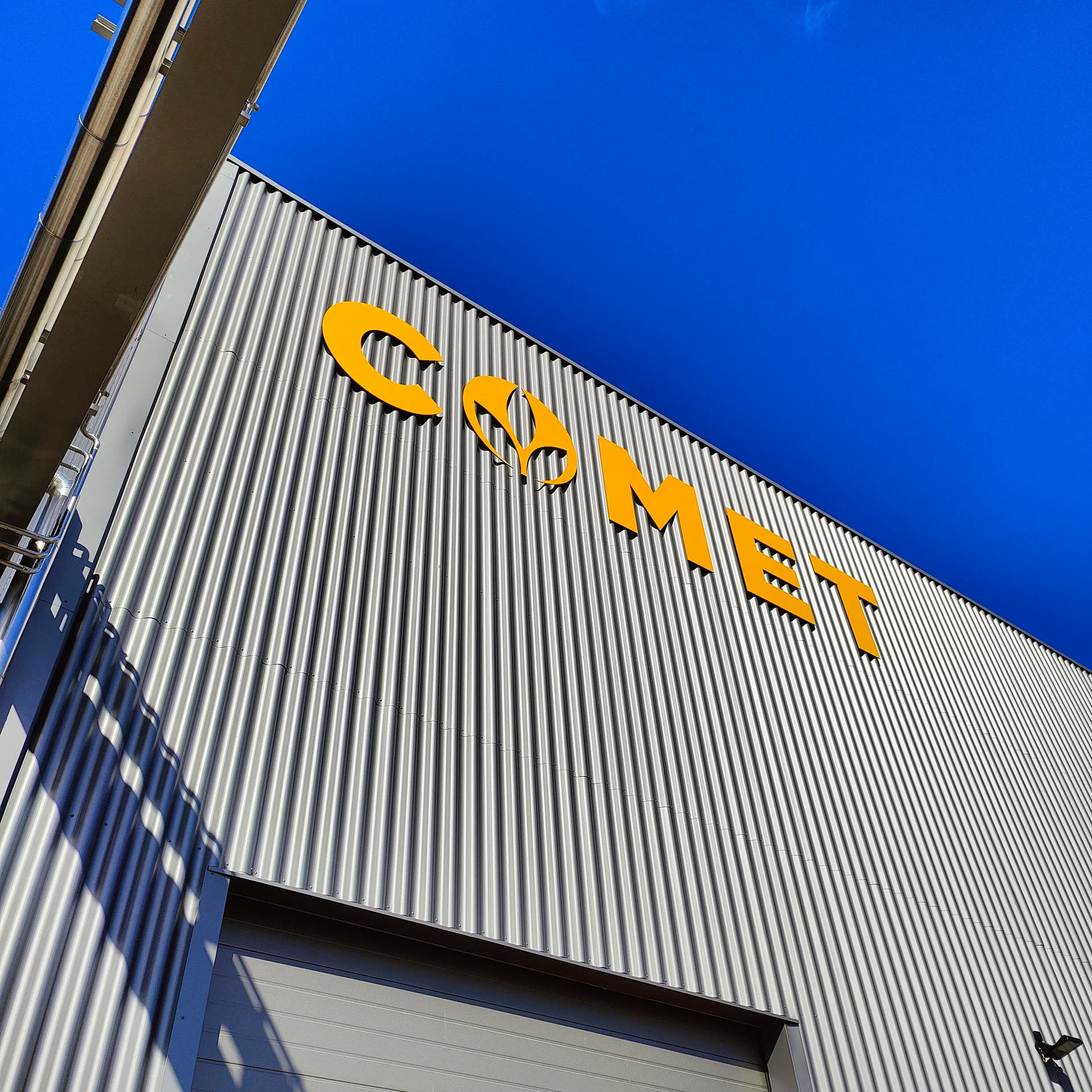 COMET facadeskilt produceret af LabCut