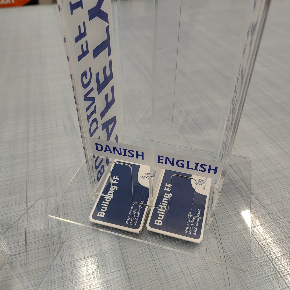 Akryl-display med multilingual indhold